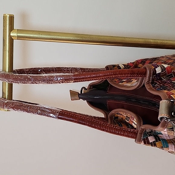 Amerileather Linwood Leather Tote Bag - Picture 7 of 16